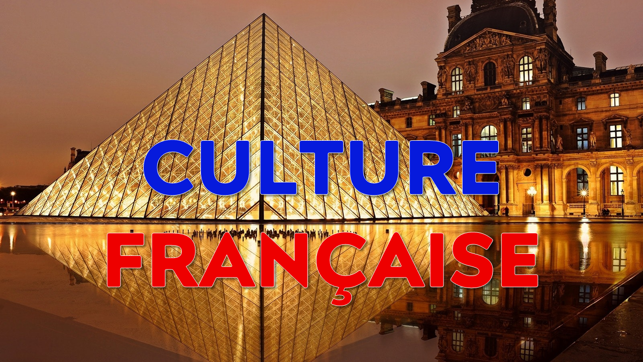 Vue de la pyramide du Louvre avec les mots "culture française" écrit dans les couleurs du drapeau français (bleu et rouge).