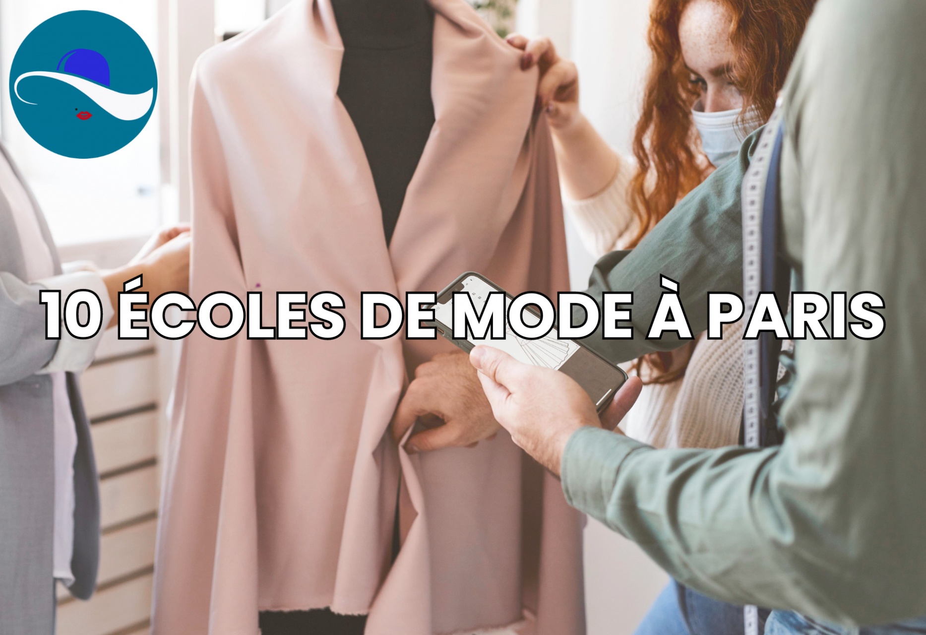 étudiants de mode qui ajustent une création sur un mannequin