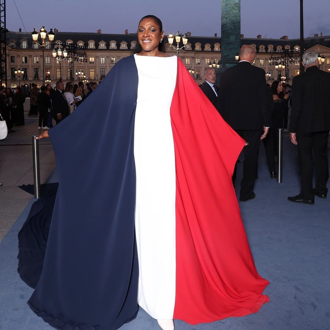 Marie José Perec en robe tricolore sur la place Vendôme